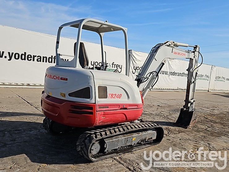 2020-takeuchi-tb240-image-5