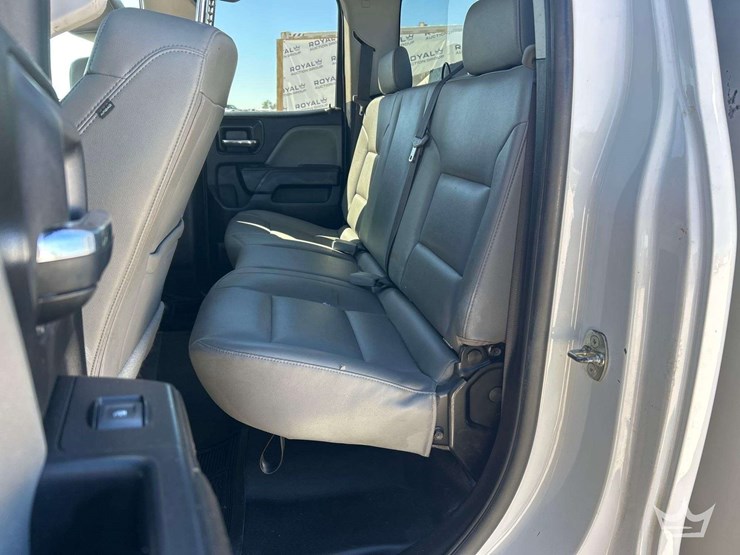 2018-chevrolet-silverado-2500hd-image-17