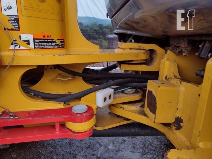 2021-deere-304l-image-23