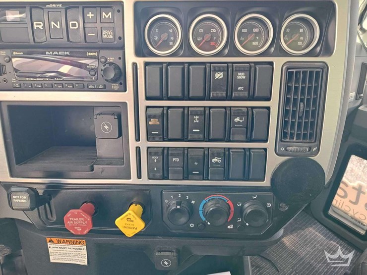 2022-mack-pinnacle-t/a-wet-kit-day-cab-truck-tractor-image-30