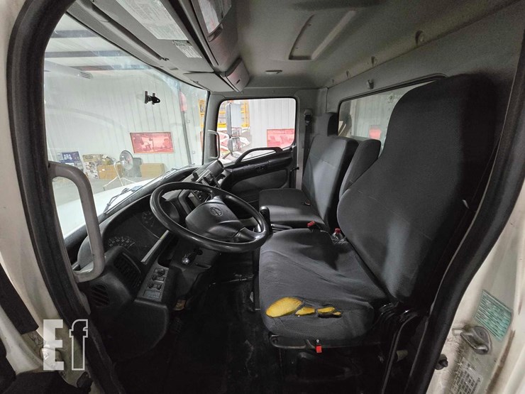 2015-hino-268-image-13