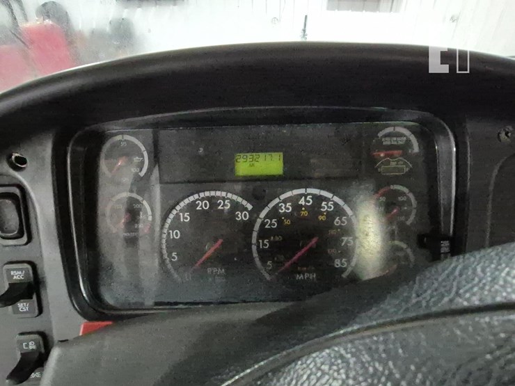 2014-freightliner-business-class-m2-106-image-11