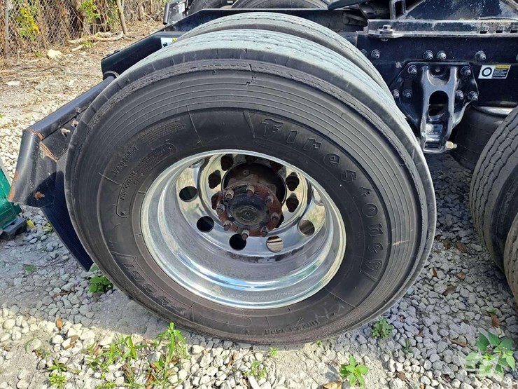 2022-peterbilt-567-t/a-wet-kit-day-cab-truck-tractor-image-43