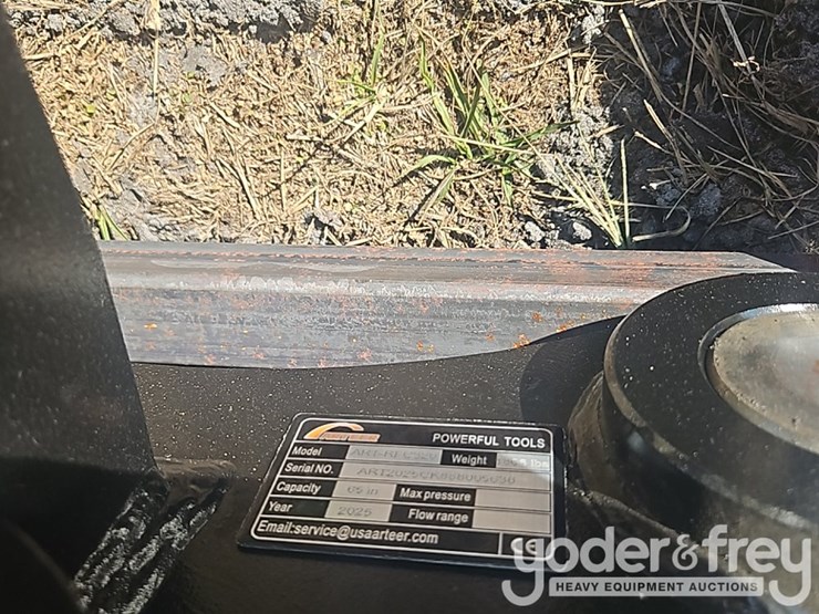 2025-caterpillar-320-image-5