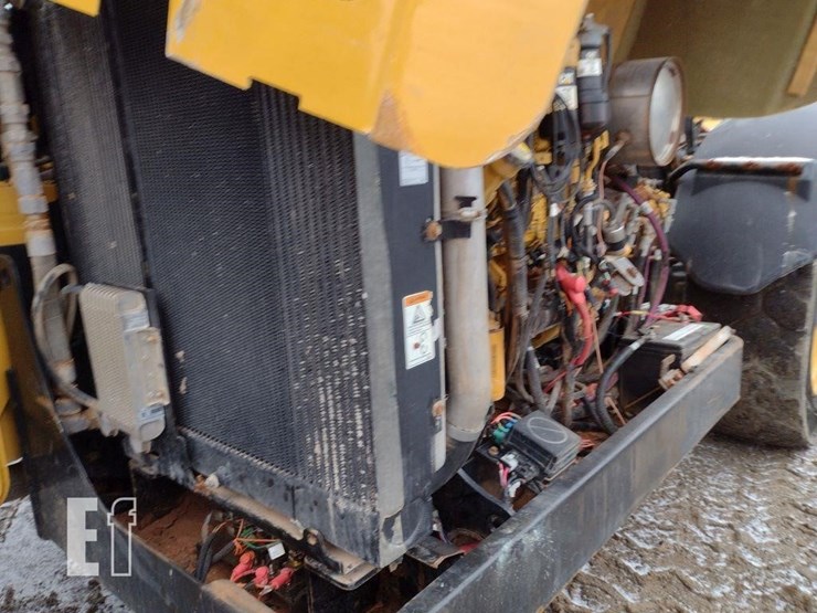 2015-caterpillar-tl1055c-image-28