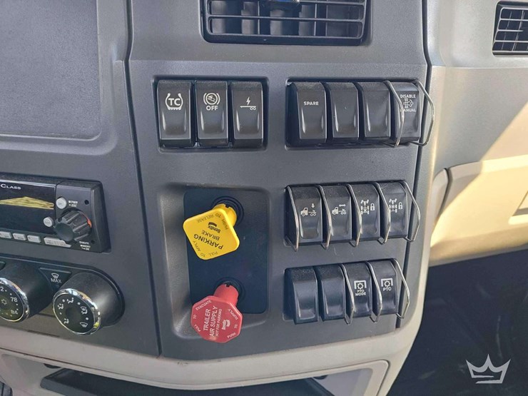 2023-peterbilt-567-image-22