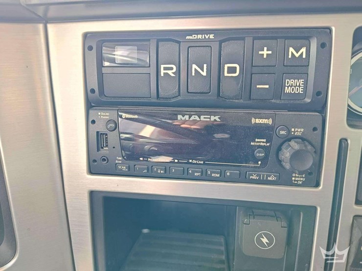 2022-mack-pinnacle-t/a-wet-kit-day-cab-truck-tractor-image-26