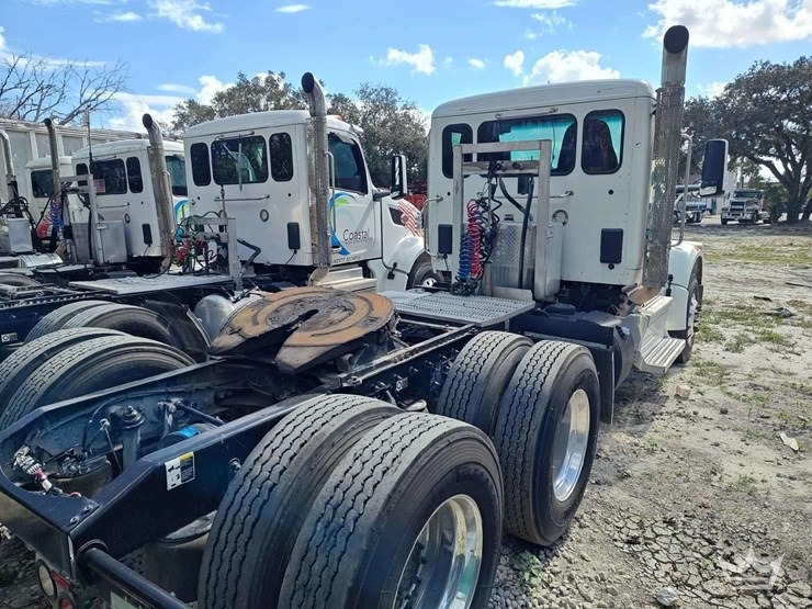 2022-peterbilt-567-t/a-wet-kit-day-cab-truck-tractor-image-3