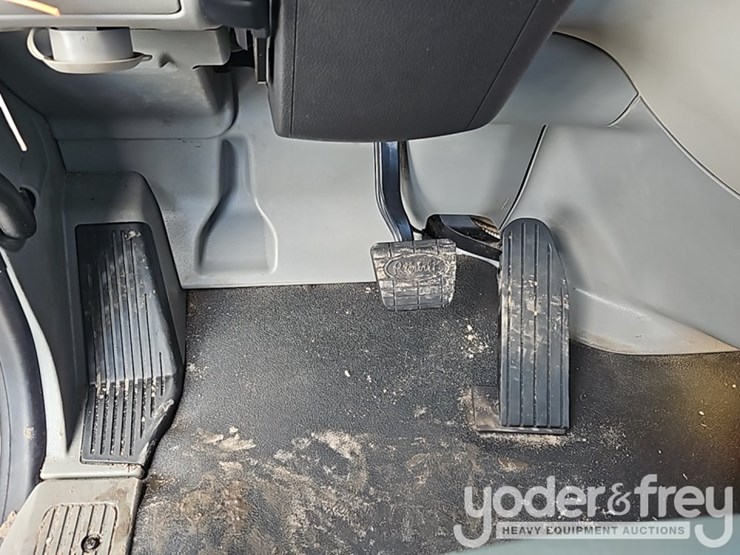 2020-peterbilt-567-image-37