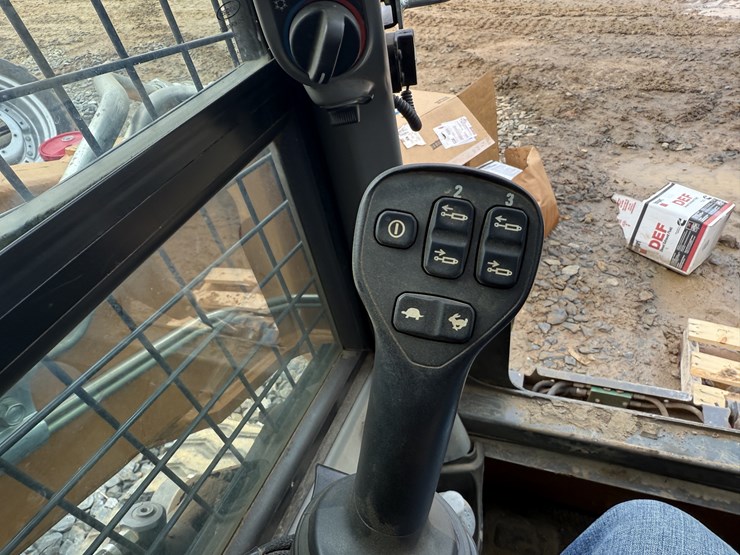 2023-case-tv450b-image-4