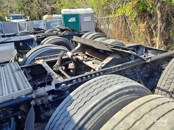 2022-peterbilt-567-t/a-wet-kit-day-cab-truck-tractor-image-38