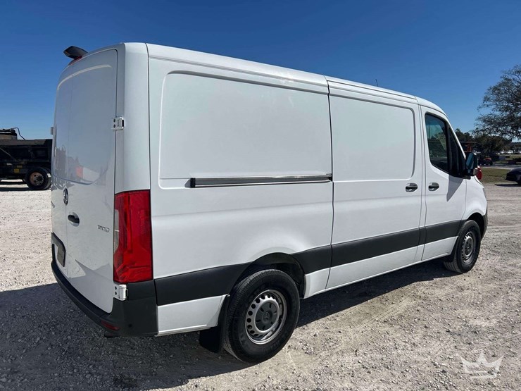 2022-mercedes-benz-sprinter-1500-image-3