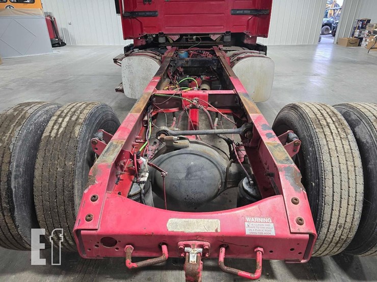 2017-volvo-vnl42300-image-16