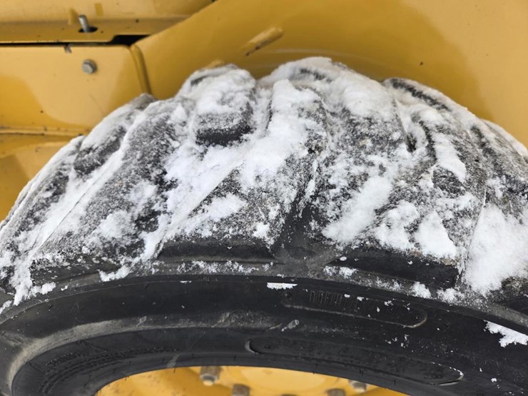 2017-deere-320e-image-41