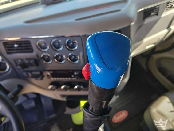 2022-peterbilt-567-image-21