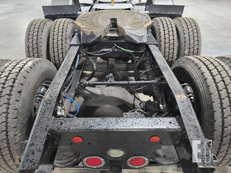 2020-freightliner-122sd-image-18