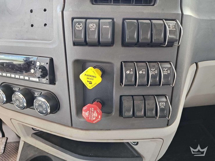 2022-peterbilt-567-t/a-wet-kit-day-cab-truck-tractor-image-24