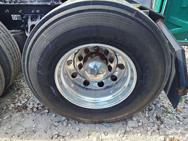 2022-peterbilt-567-t/a-wet-kit-day-cab-truck-tractor-image-38