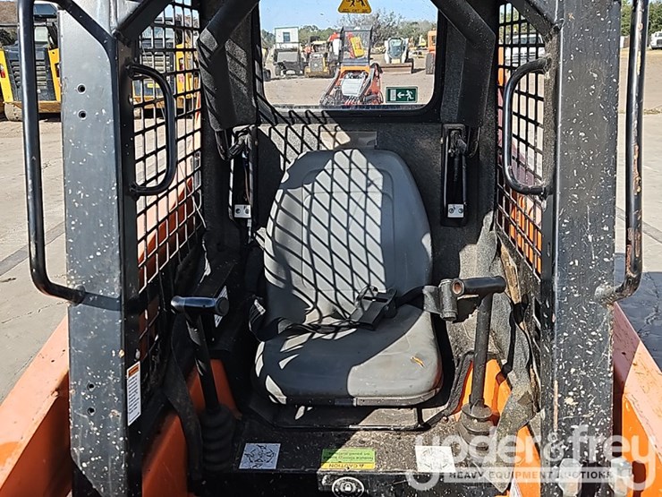 2019-gehl-r105-image-14