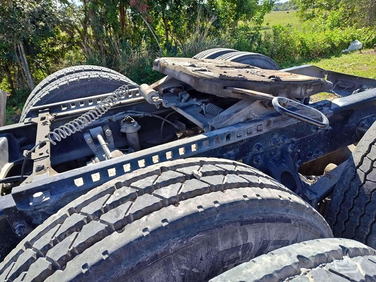 2022-peterbilt-567-image-30