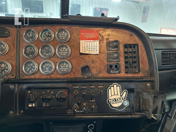 2005-peterbilt-385-image-13