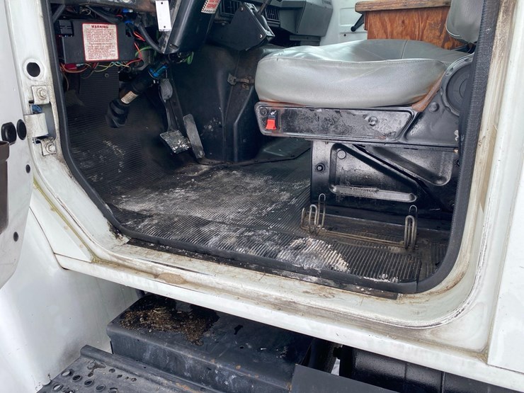 2001-case-ih-4900-image-33