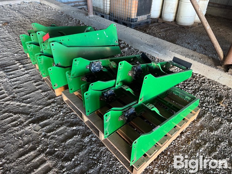 john-deere-max-emerge-planter-unit-frames-image-1
