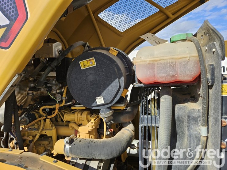 2023-caterpillar-cs10gc-image-16