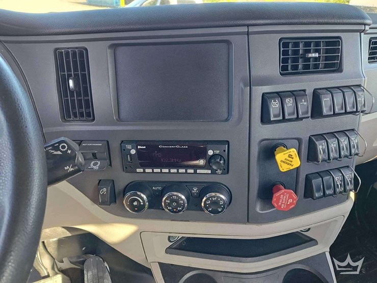 2023-peterbilt-567-image-52