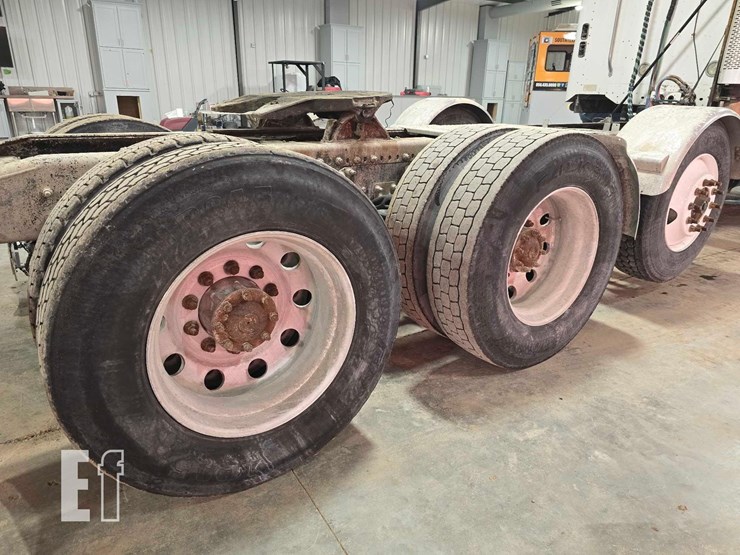 2013-freightliner-columbia-120-image-23