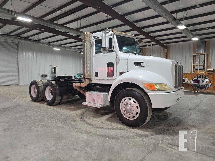 2010-peterbilt-340-image-2