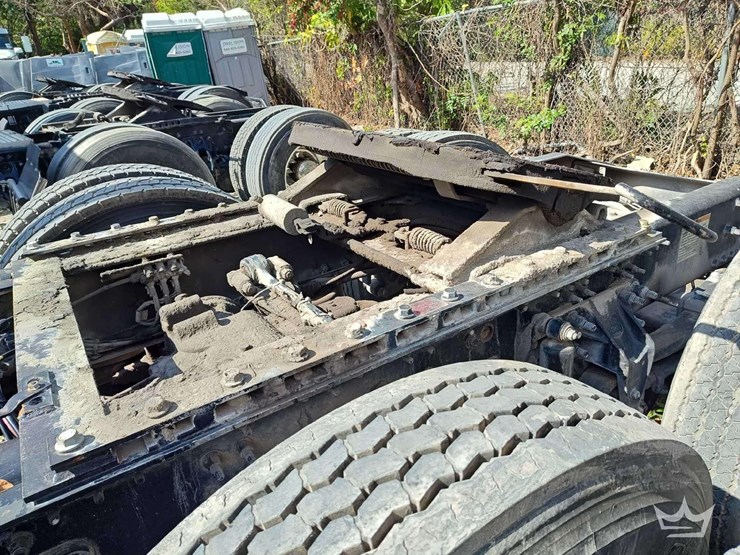 2022-mack-pinnacle-t/a-wet-kit-day-cab-truck-tractor-image-39