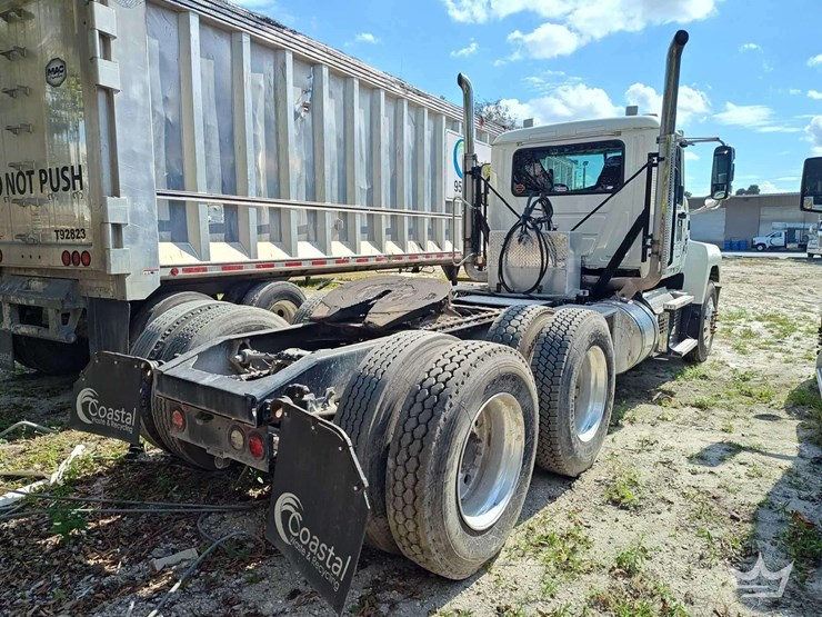 2022-mack-pinnacle-t/a-wet-kit-day-cab-truck-tractor-image-3