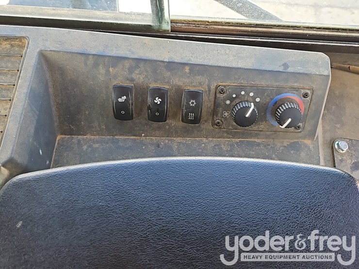 2022-deere-450k-image-29