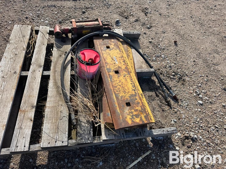 cat-bolt-on-cutting-edge-&-hyd-cylinder-image-4