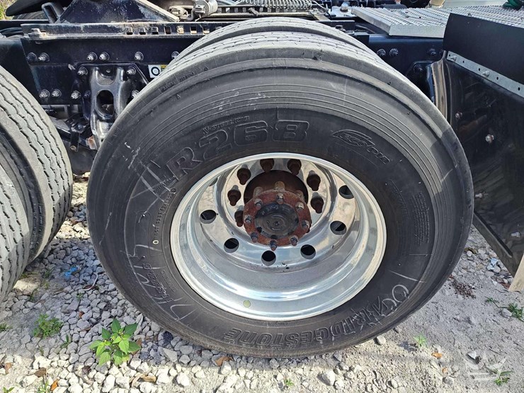 2022-peterbilt-567-t/a-wet-kit-day-cab-truck-tractor-image-39