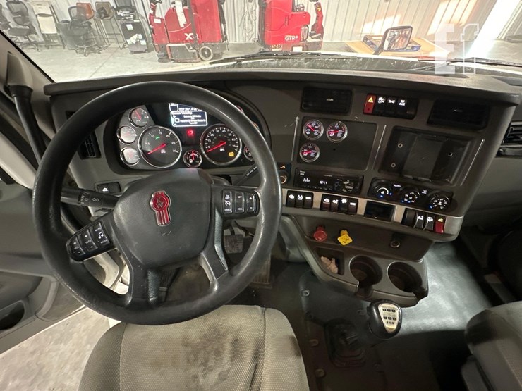 2018-kenworth-t680-image-14