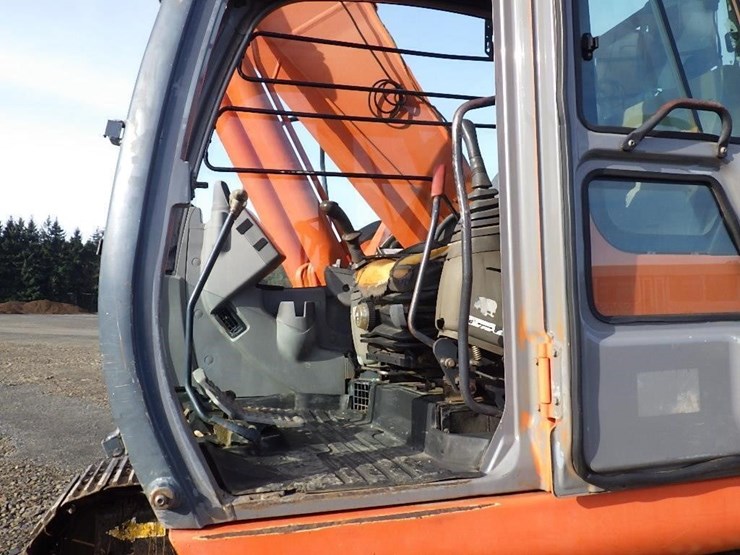 hitachi-zx225us-lc-image-29