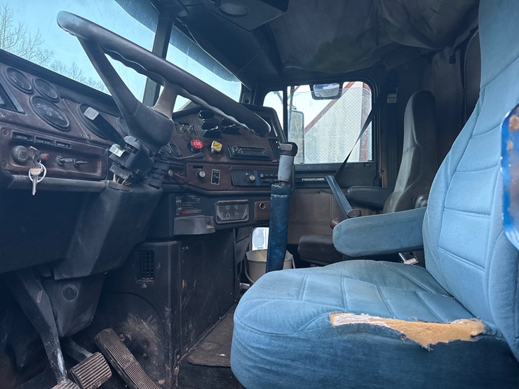 1989-freightliner-fld120-image-8