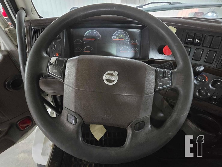 2013-volvo-vnl64t300-image-10