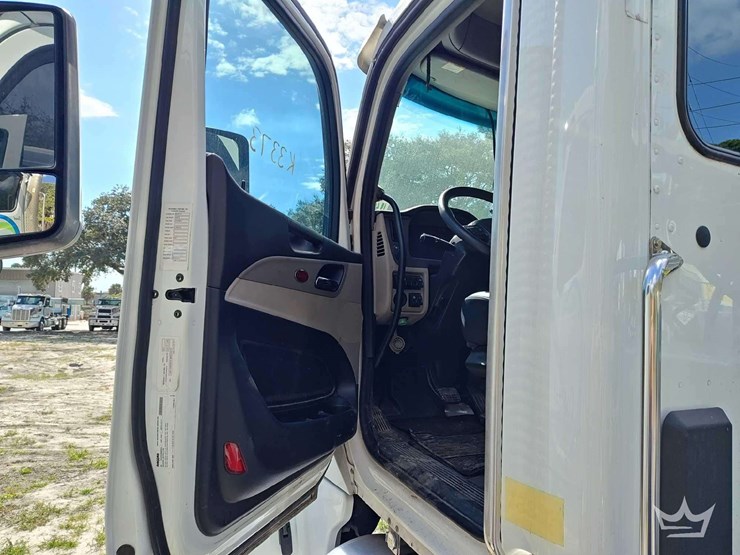 2022-peterbilt-567-t/a-wet-kit-day-cab-truck-tractor-image-32