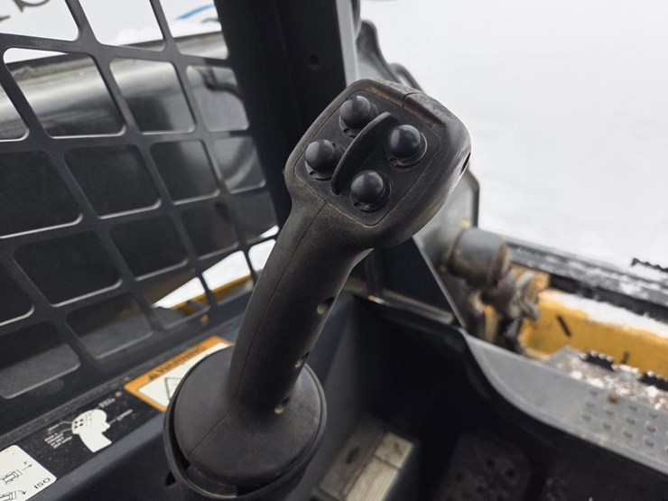 2017-deere-320e-image-31