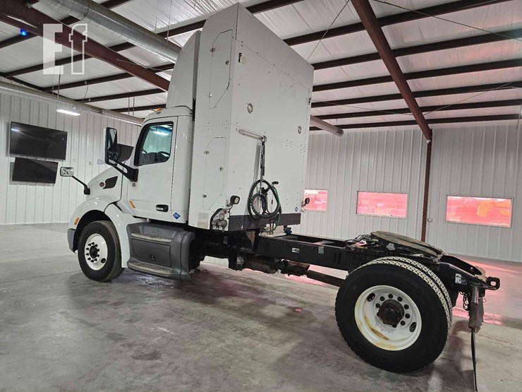 2017-peterbilt-579-image-3