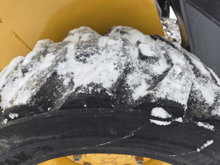 2017-deere-320e-image-43