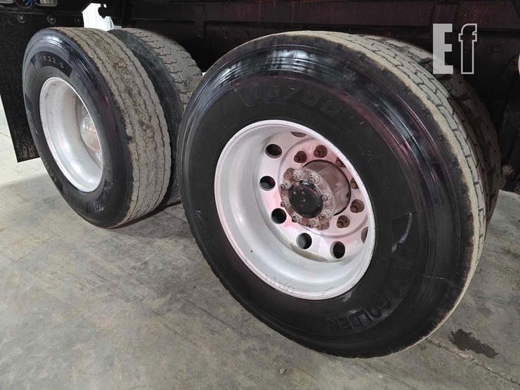 2009-peterbilt-384-image-25