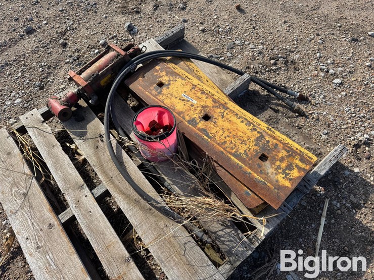 cat-bolt-on-cutting-edge-&-hyd-cylinder-image-5