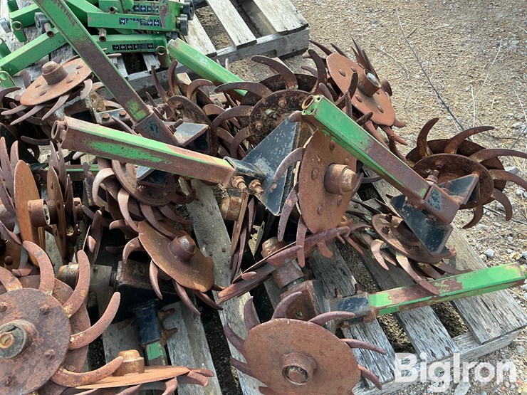 john-deere-max-emerge-planter-opening-units-image-11