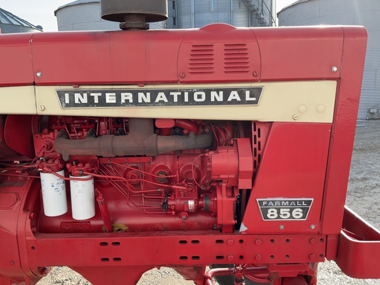 1970-ih-farmall-856-tractor-image-41