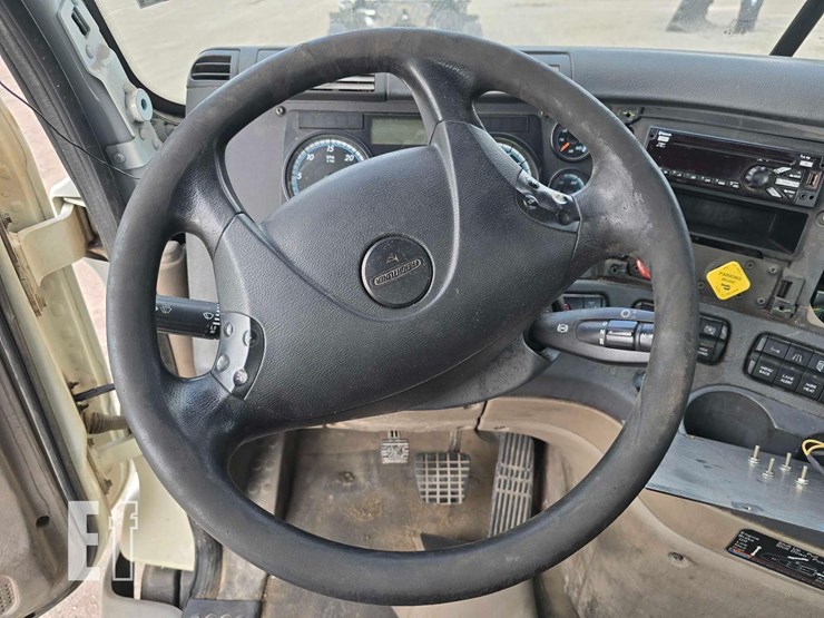 2018-freightliner-cascadia-113-image-13