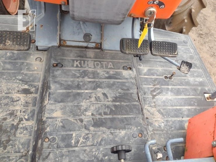 10-kubota-m108-tractor-image-11